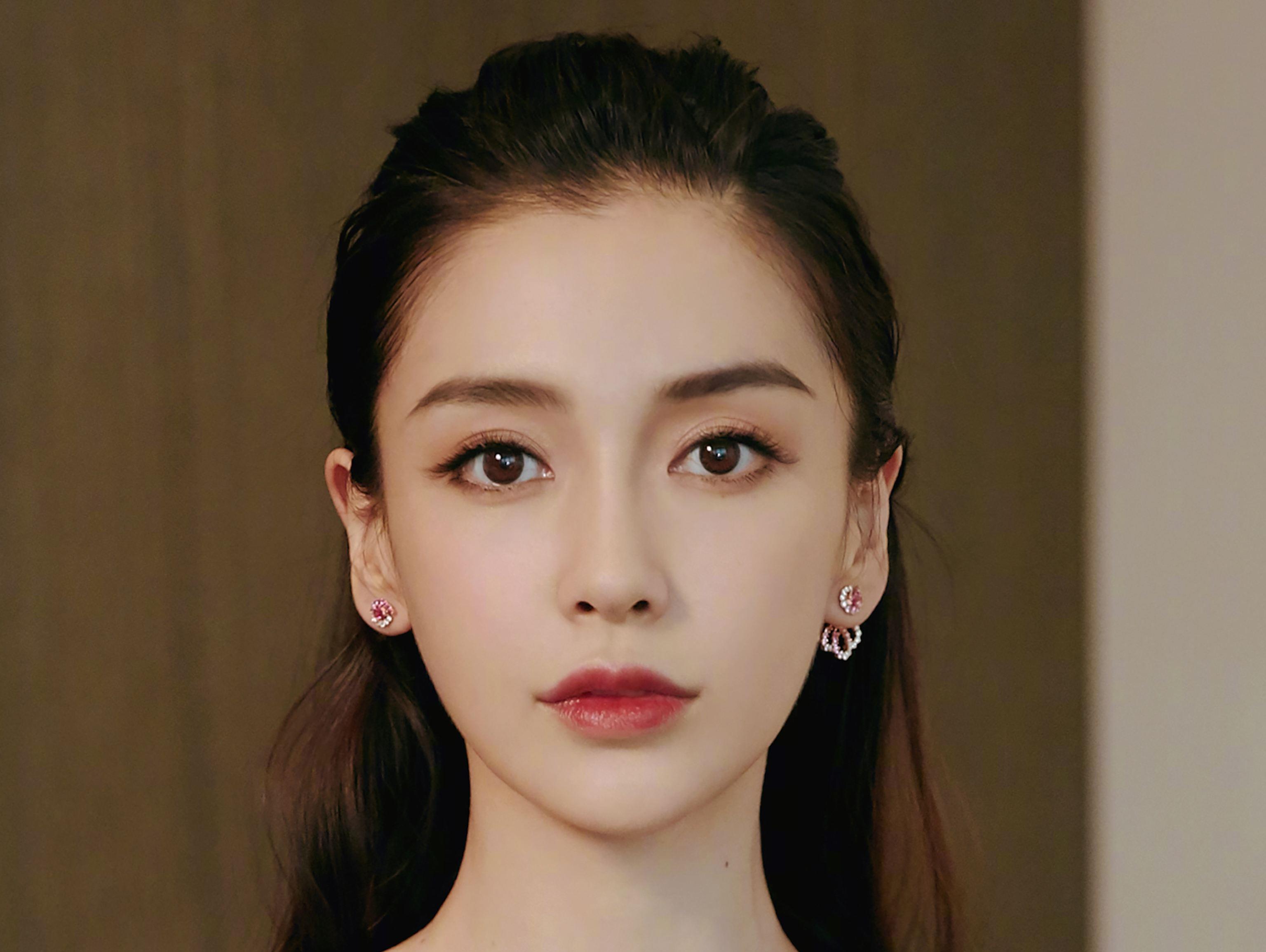 不少网友觉得杨颖的钱太好赚了,只需要露正脸就行.