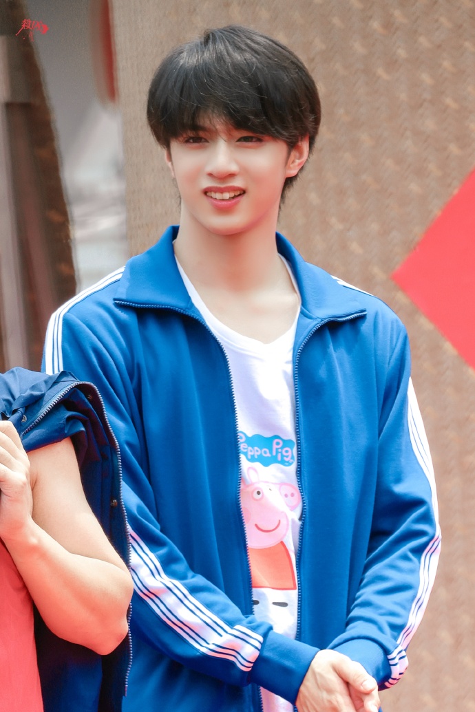 刘耀文萌探探探案##刘耀文萌探2蓝色运动服造型路透