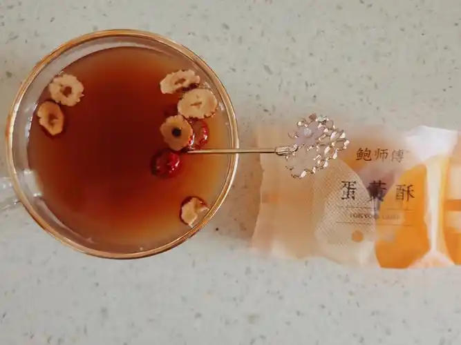 快递站好多天了,没有衣服穿的n天前日饮食:早餐:蛋黄酥 红枣姜茶午餐