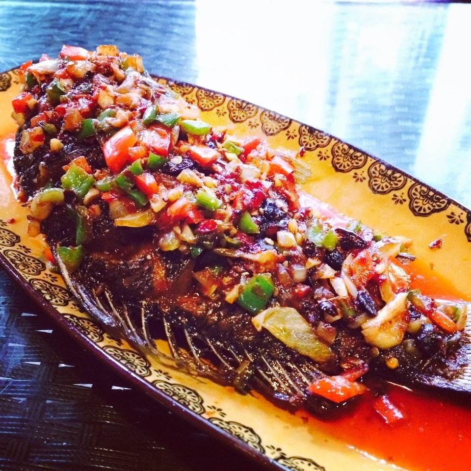 纳西烤鱼的做法是先把鱼肚剖开取出内脏后,抹上了盐,花椒和五香粉腌制