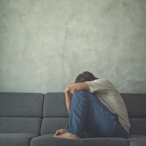 悲伤的男子图片