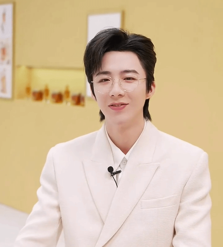 刘宇宁今晚直播动图金丝眼镜白西装造型太帅了这不妥妥的白马王子吗