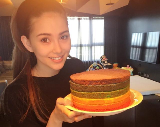 她是周杰伦的老婆,是一双儿女的妈咪,是叶惠美的儿媳妇