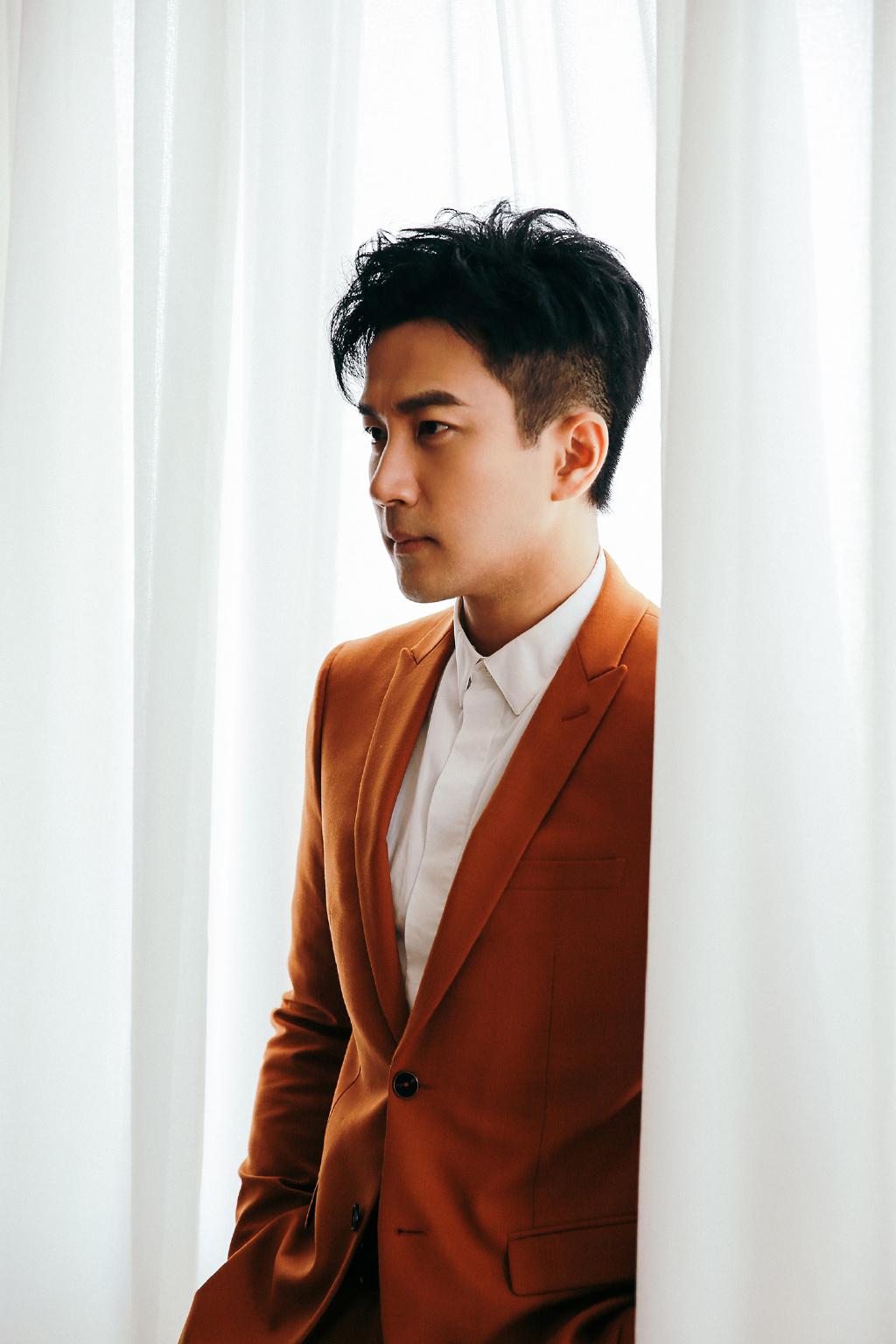 刘恺威新年与好友共度杨幂新年扎着两辫子离婚后的俩人都很好