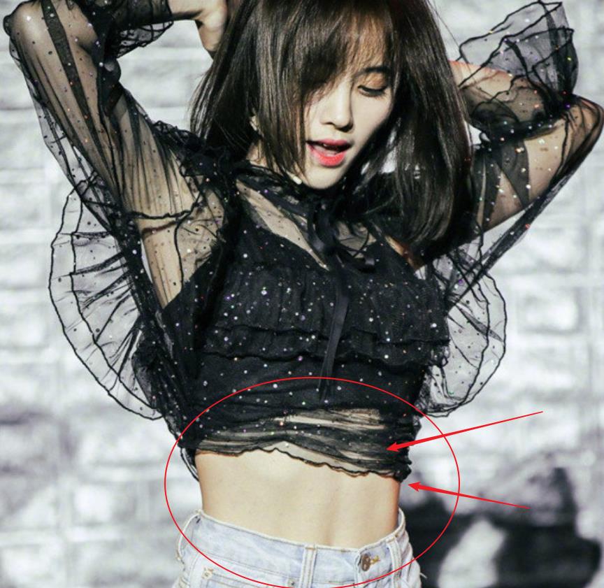 鞠婧祎拍摄花絮图曝光,容貌娇艳如花,而我却注意她的马甲线_舞台_身材