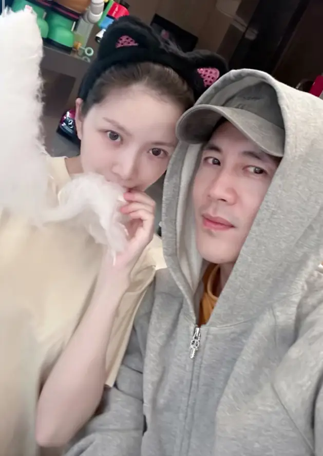 杜淳亲手为娇妻做棉花糖,王灿晒夫妻合照高调放闪,甜蜜又幸福_网友