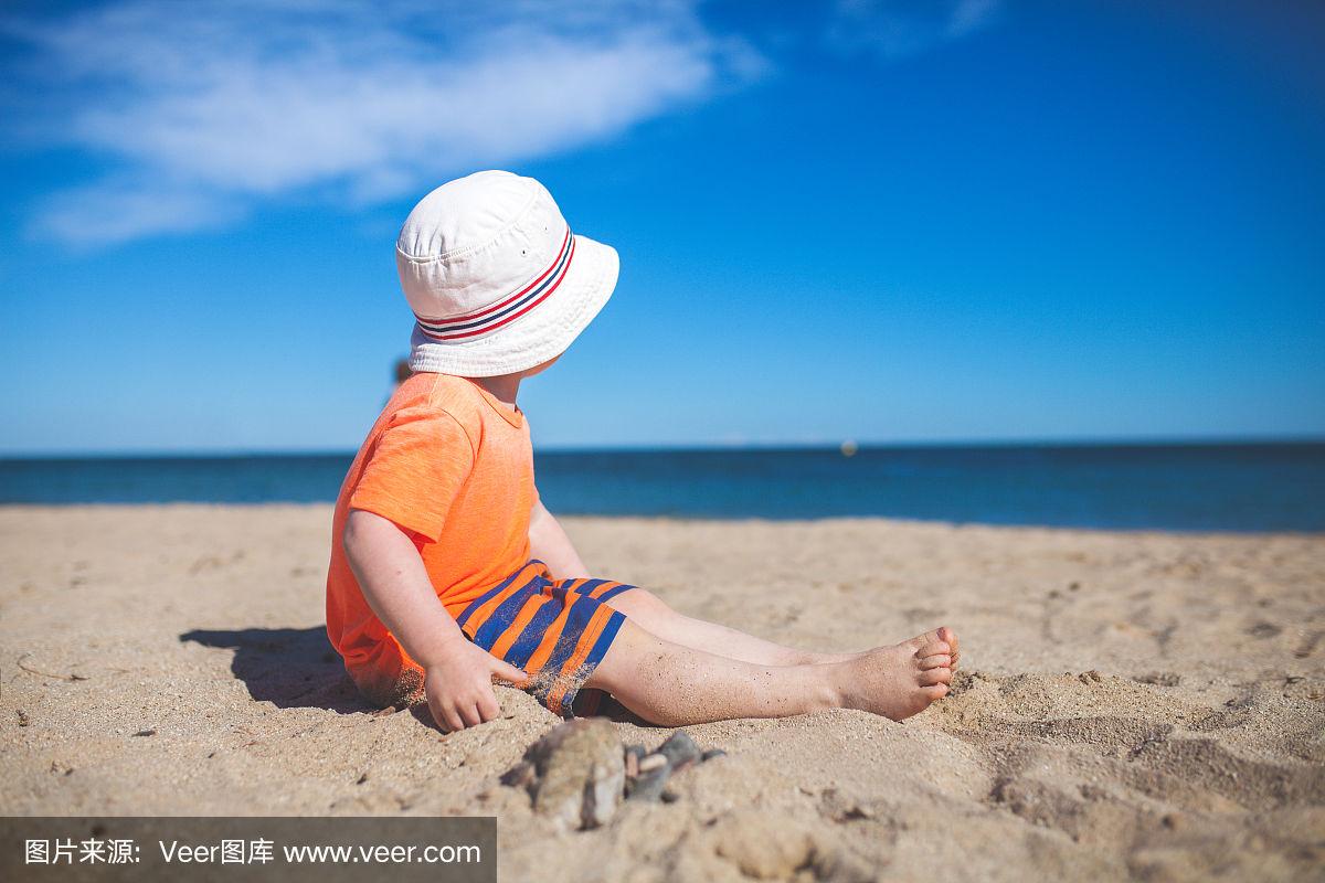 小男孩在沙滩上玩
