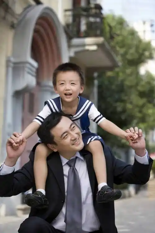 东方人,儿童,成年人,肩,两个人,家庭,父亲,儿子,商务人士,学生,商务男
