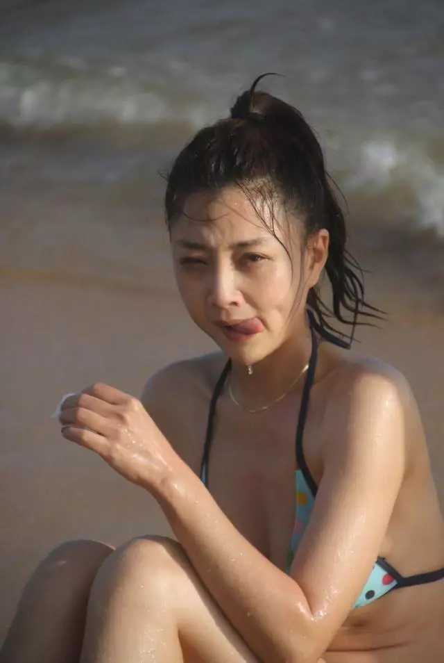 43岁殷桃晒海边度假照片,身材火辣,性感,和小哥哥甜