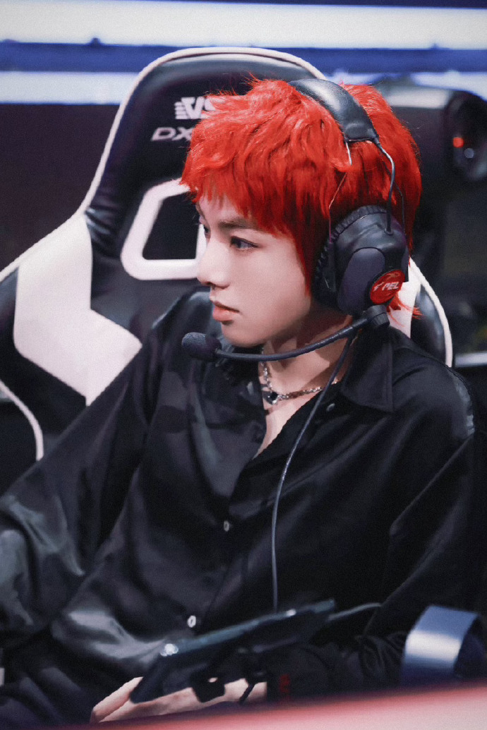 华晨宇美貌大赏#92#2024华晨宇火星演唱会#  和平精英限定红发父