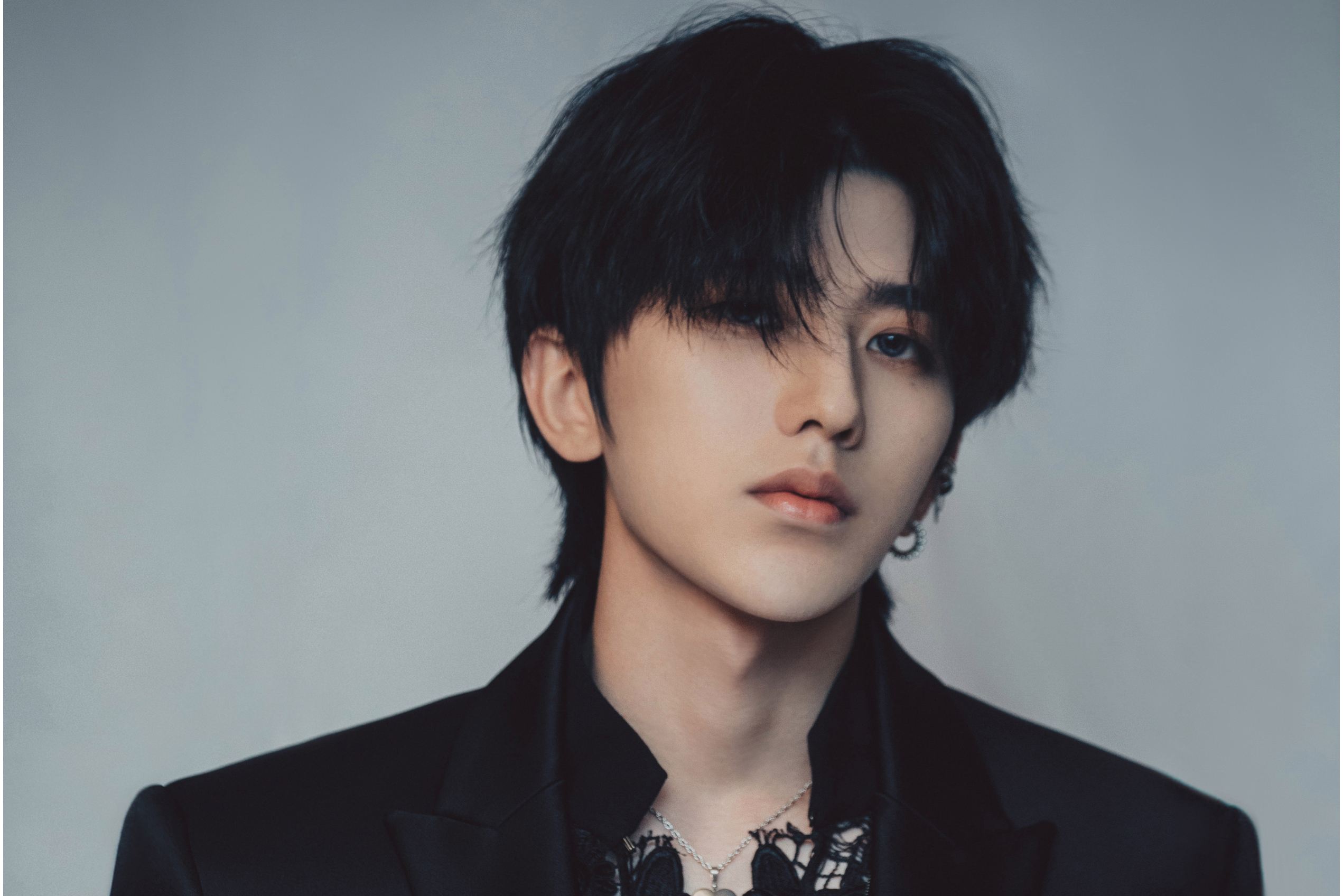 蔡徐坤晒黑白侧颜照,黑西装配金发高雅帅气,撑伞慢行氛围感拉满