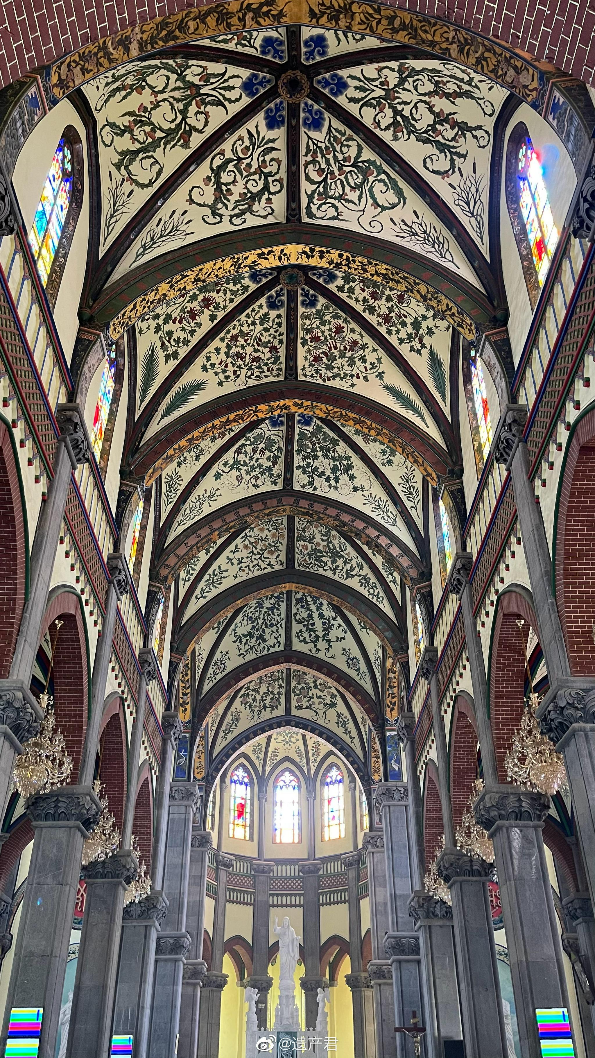 济南洪家楼天主教堂,内部的装饰很美