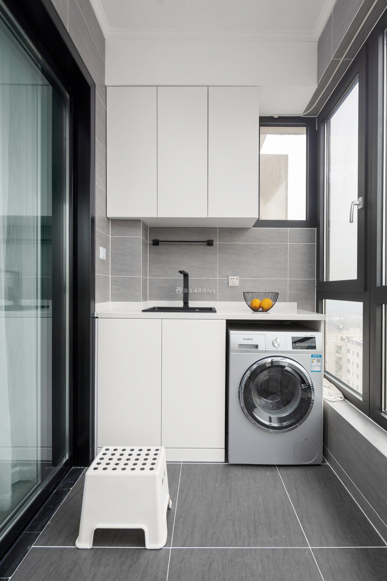 简约风格生活阳台吊柜装修设计效果图