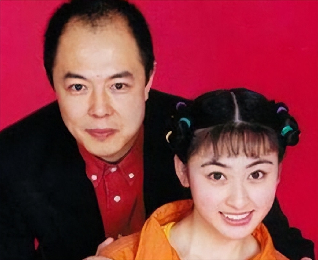 当儿子张月亮仅1岁时,张铁林便与外籍妻子离了婚,把年幼的女儿一个人