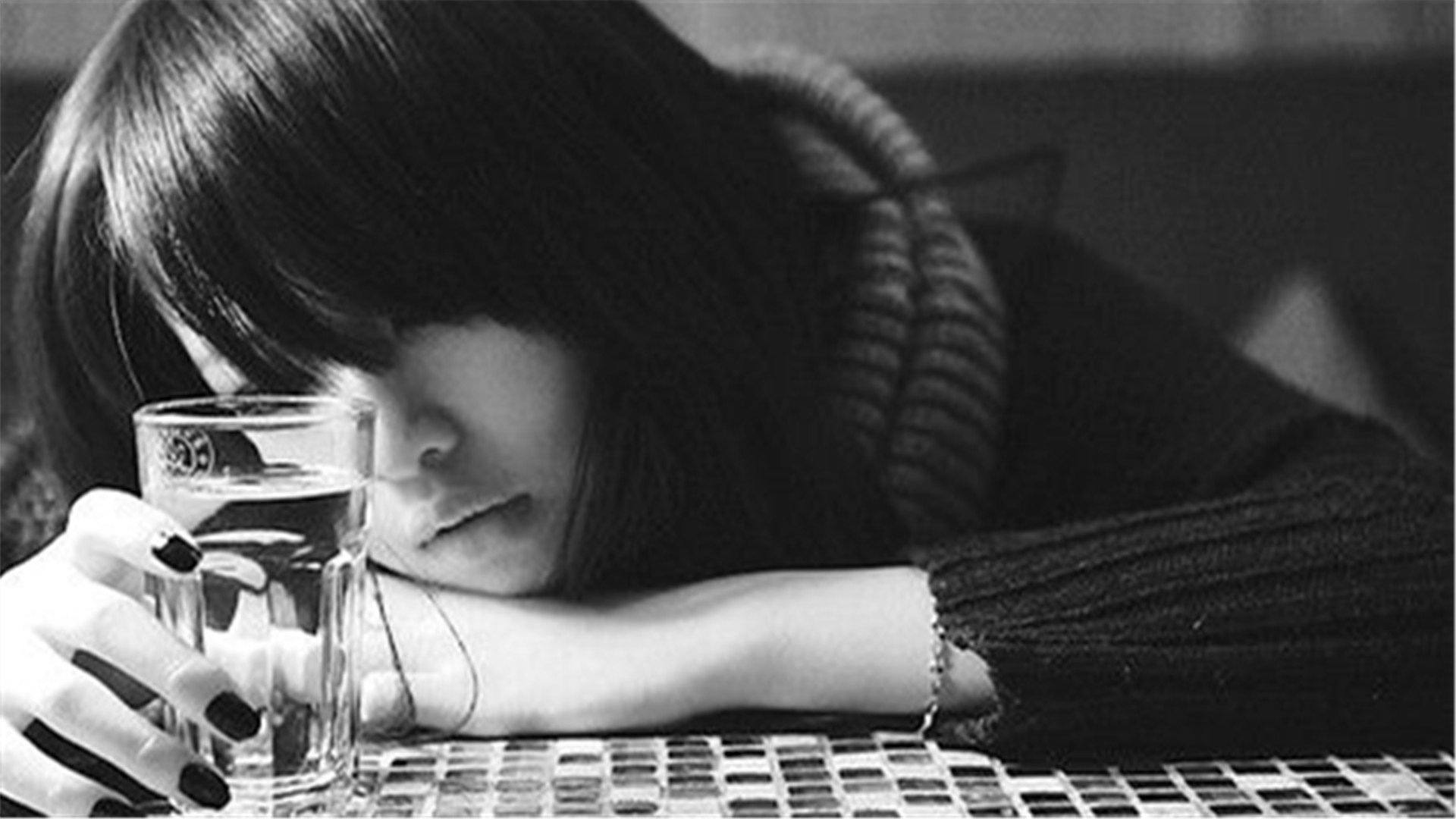 欧美黑白简洁情绪街拍图片电脑高清壁纸下载-风格壁纸-壁纸下载-美桌