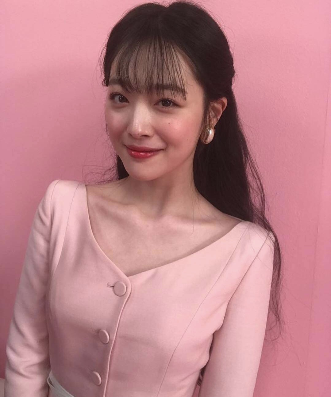 崔雪莉 | 画报拍摄花絮,活泼的粉红造型,笑起来更似牛奶水蜜桃