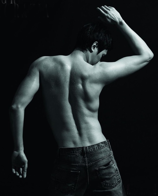 冯绍峰半裸露背秀肌肉 阳刚硬朗型男