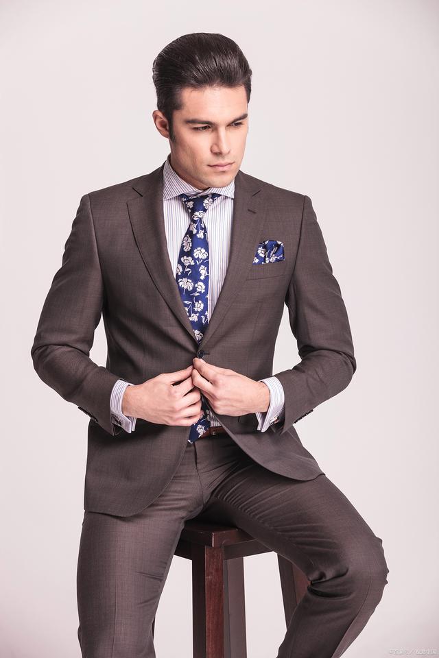 在工作场合中,一套得体,考究的西服,不仅能为你增加不少自信,还可以