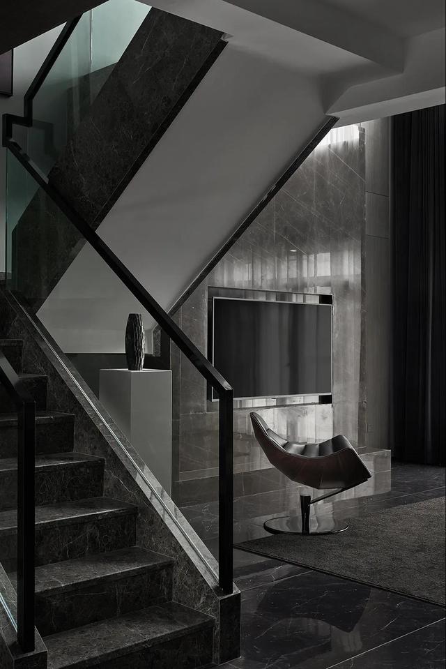 楼梯在客厅和餐厅之间,大理石踏步,玻璃扶手,都是气质和经典的存在.