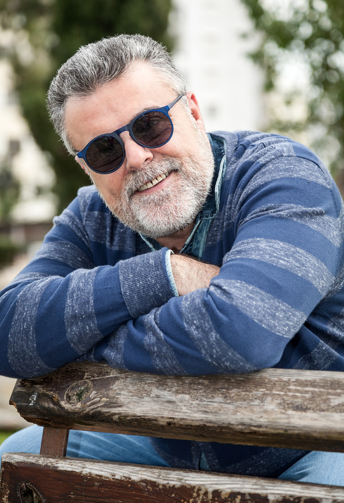 有魅力的老男人留着胡子有魅力的男人50岁留着胡子