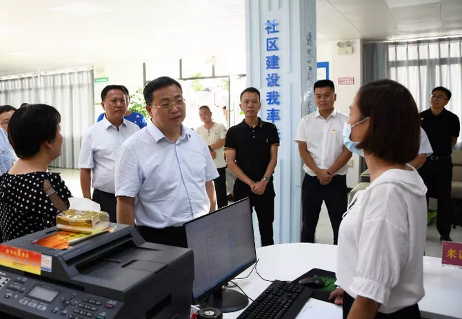 8月23日下午,市委书记郭大进一行先后来到巧家县金塘镇双河社区,白鹤