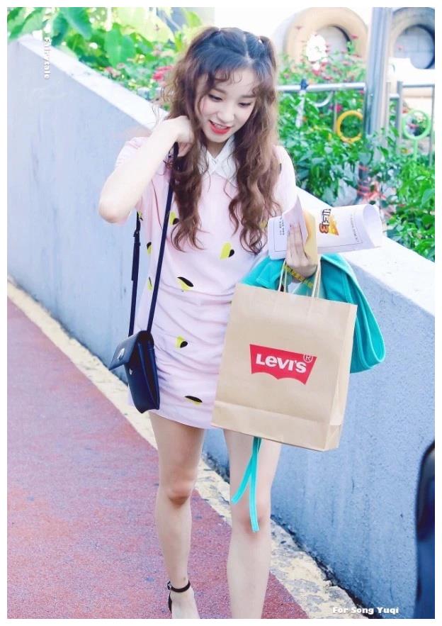 宋雨琦这腿绝了,看起来120斤,却将"毒液袜"当鞋穿,优秀_时尚_穿着