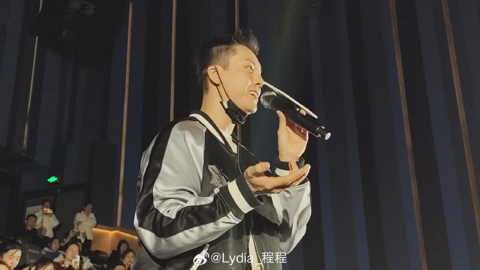 陈伟霆现身灿烂的她首映礼