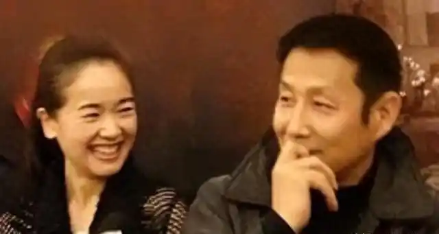 68岁陈道明被偶遇头发胡子已全白穿500元真丝t很接地气