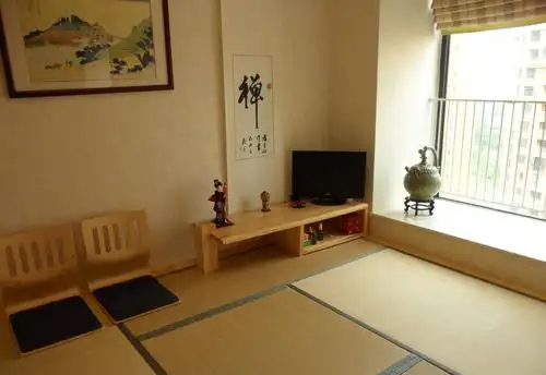 卧室装修实景图片欣赏-70平米简约主卧榻榻米床装修效果图-齐装网室内