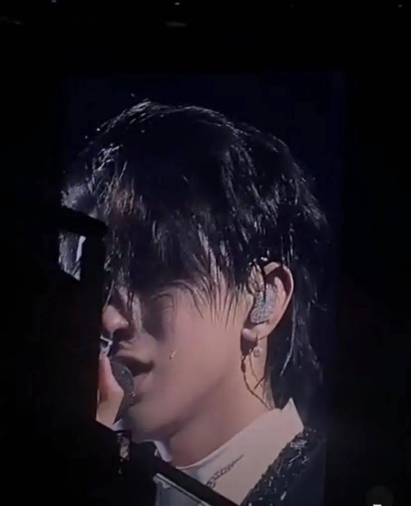 蔡徐坤演唱会唱歌时哭到妆花,现场回应粉丝"我爱你",太感性了_首歌