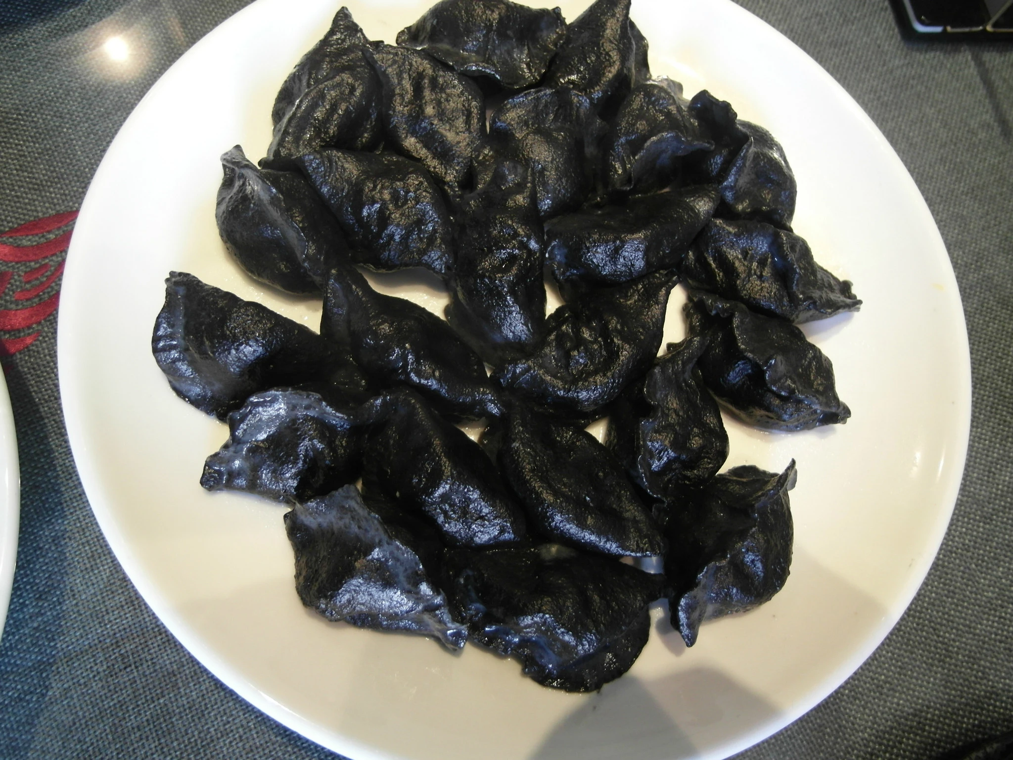 这是墨鱼馅儿的.38一盘,24个.好像这里饺子都是24个.春江也是.