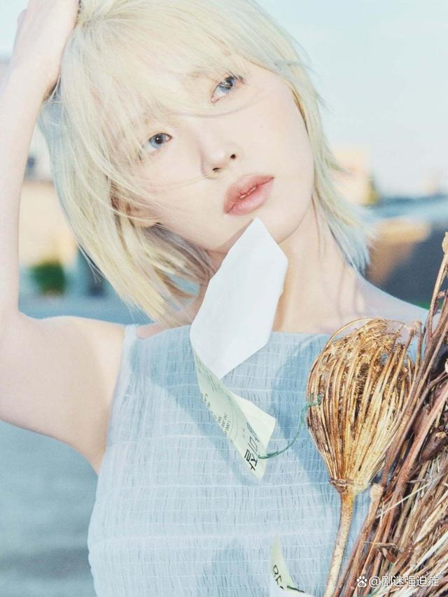 金发碧眼的iu回归,新专辑主题照曝光,眼神如史诗般深邃