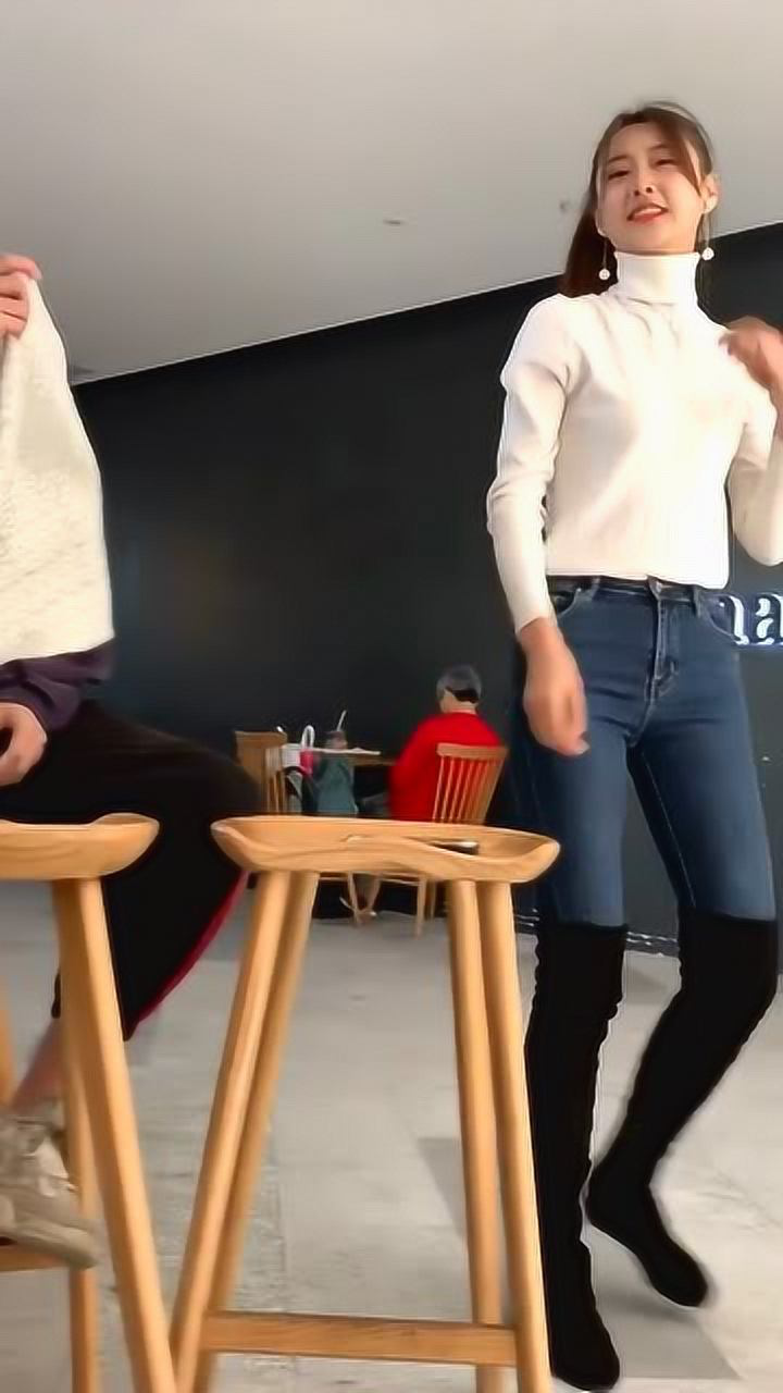 当众扯衣服路人惊呆了