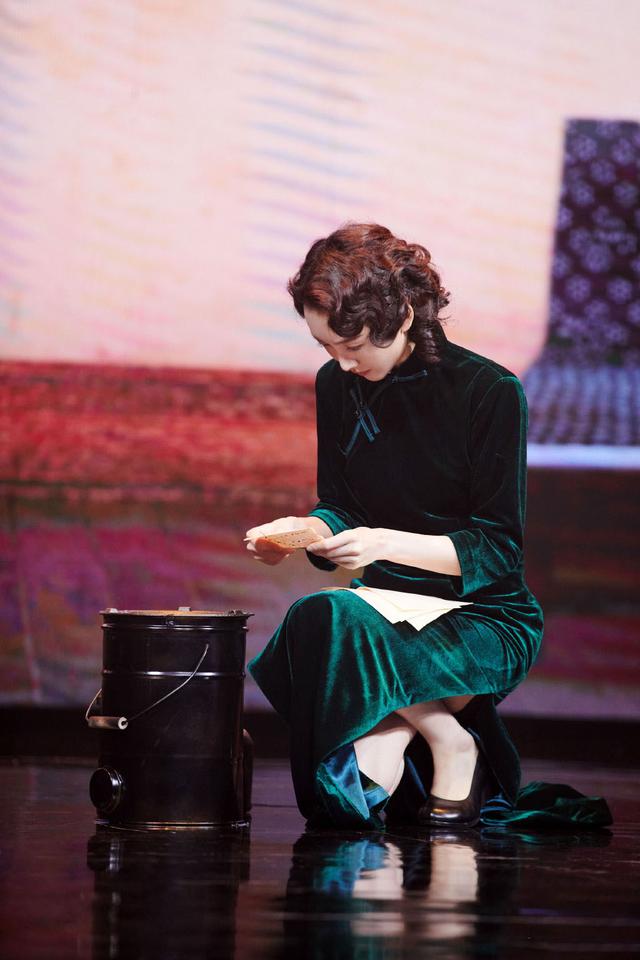 又被王鸥惊艳到了,穿"旗袍 卷发"扮民国特工,优雅妩媚曲线美