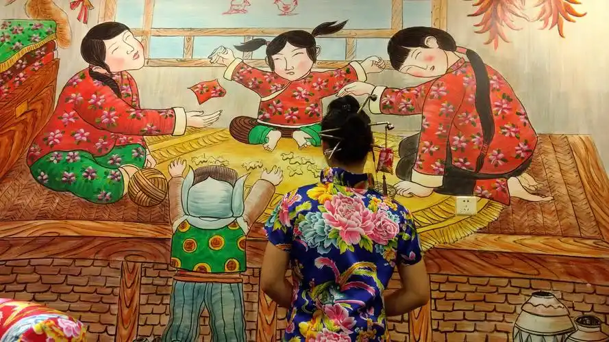 一个穿着东北民俗风格服饰的姑娘站在东北风情画前若有所思.