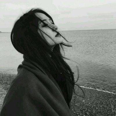 黑白照片头像 悲伤女生黑白图片