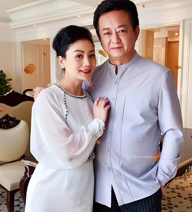 朱军在家陪老婆庆祝情人节,两人罕拍亲密合照,脸部泛红疑喝酒