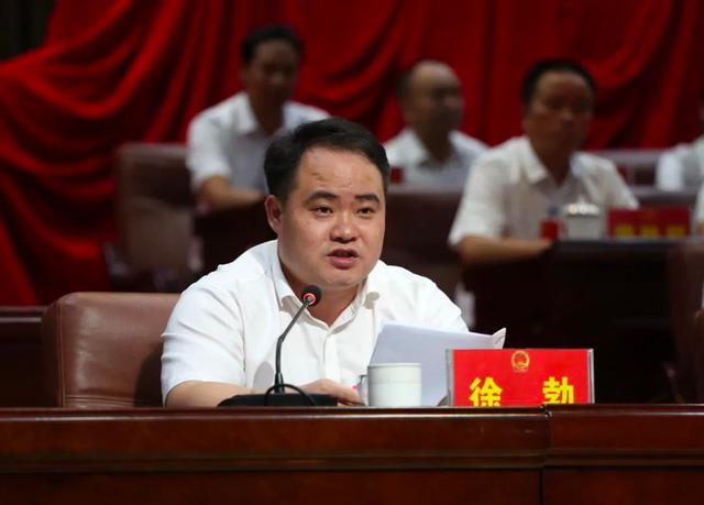 徐勃徐勃,37岁,现任贵州省黔东南州榕江县委副书记,县长,是贵州"村超"