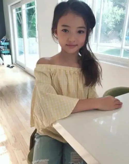 10岁混血女孩成为小网红水灵可爱