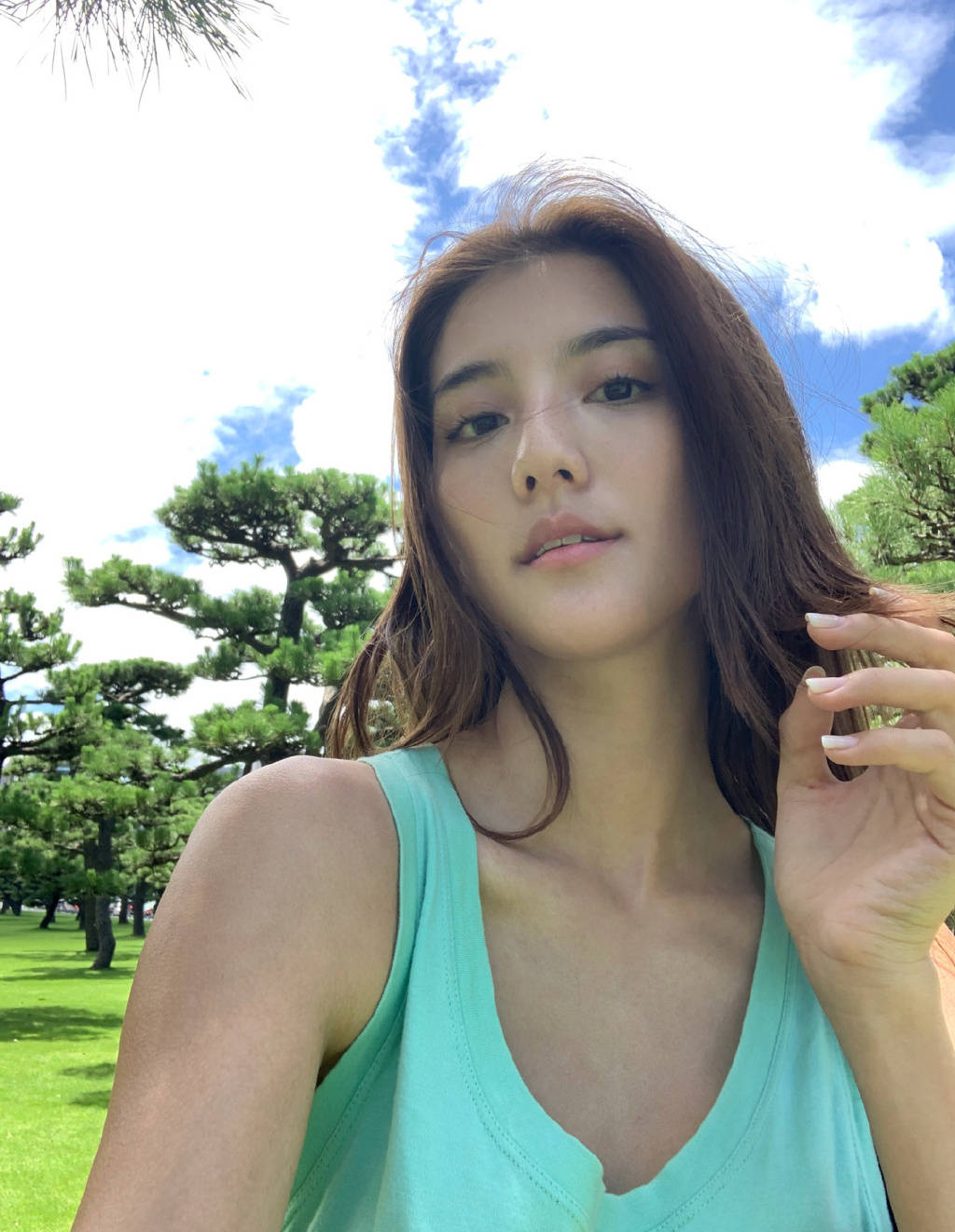 吴千语穿吊带裙身材凹凸有致 肌肤白皙气质好慵懒