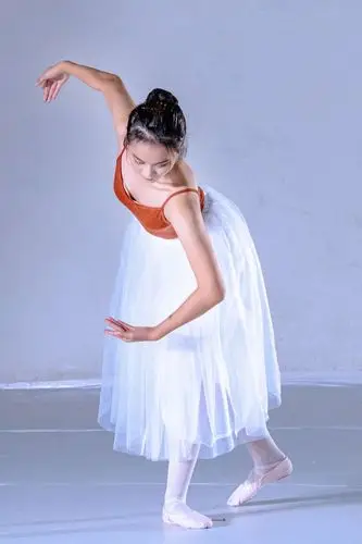 共有三个芭蕾舞演员,这是第二个花季少女,人长得很漂亮,舞姿也很优雅