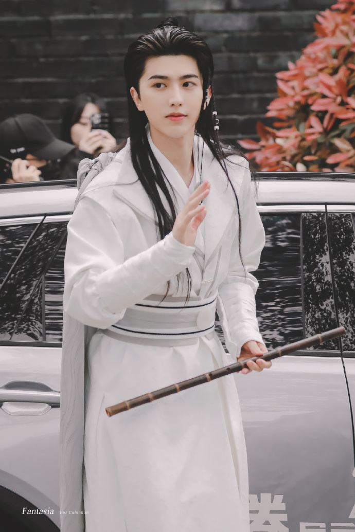 蔡徐坤白衣古装造型