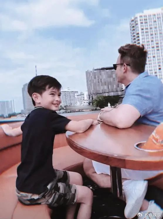 马雅舒儿女近照曝光,米雅高高瘦瘦长得像同父异母姐姐,颜值好高