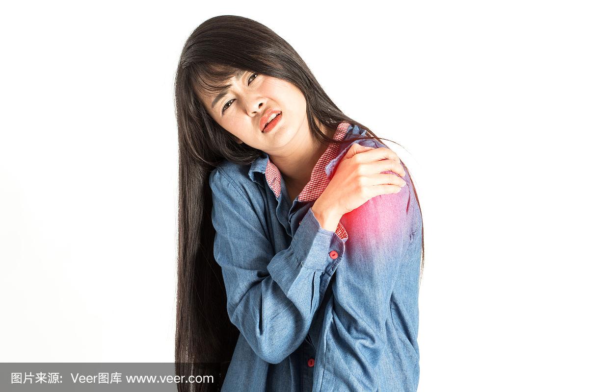 亚洲女性有一种肩膀痛的感觉,所以生病和疼痛,孤立在白色背景下,保健