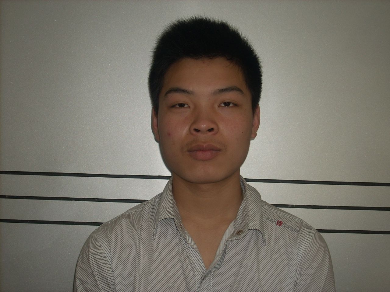 请ps高手帮忙把这张照片p成红底1寸的照片 办高中毕业证,再此感激不尽