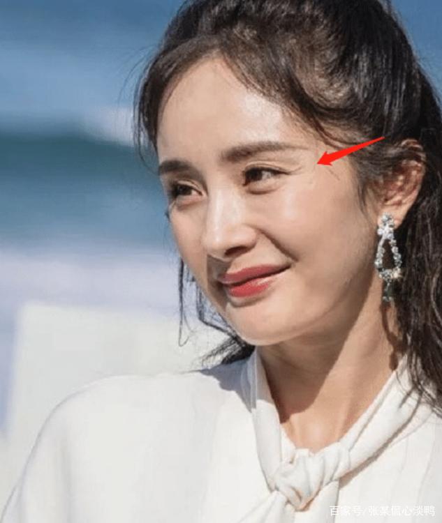 34岁杨幂只能活在精修图?怼脸拍难掩老态,看着四十岁都有!