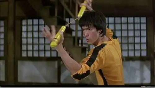 应该都知道李小龙有两个标志性的动作,一个是抹鼻子,另外一个就是叫嚣