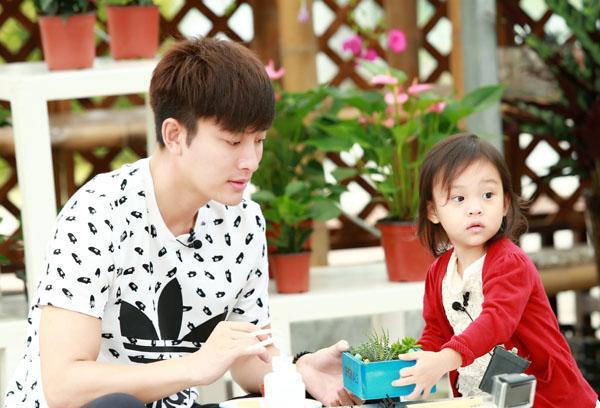 综艺节目来钱比拍戏快,许多人对贾乃亮的印象大多都是来自她喝甜馨