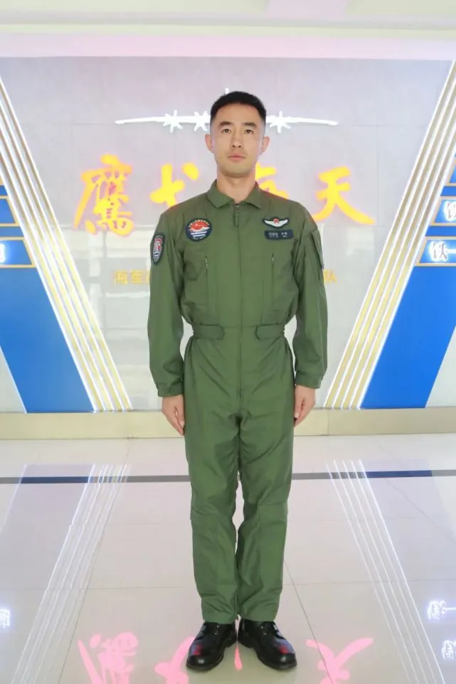 海军官兵穿上"21式"军服,帅!