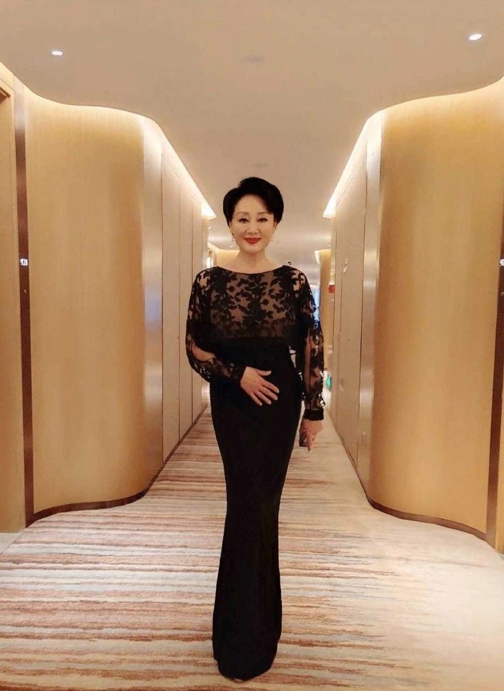 原创王姬携女走红毯穿蕾丝裙尽显成熟韵味美女儿网红脸气质不如妈